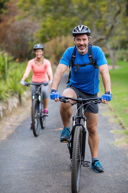 Pareja atlética ciclismo en la carretera