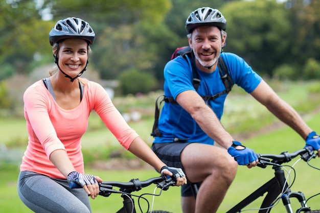 Pareja atlética ciclismo en la carretera