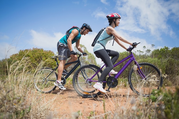 Pareja atlética ciclismo de montaña