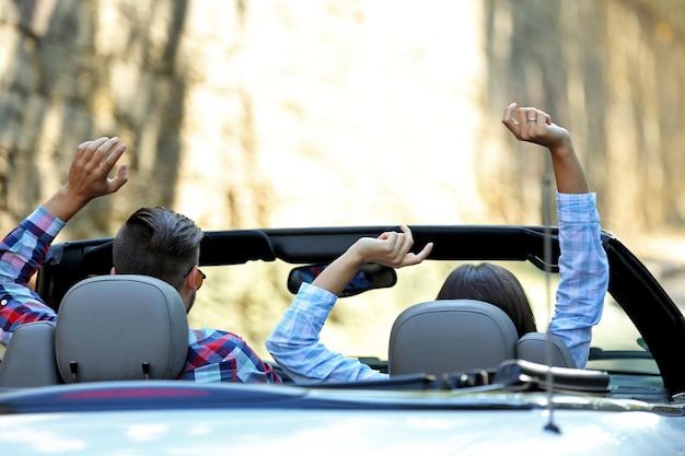 Pareja en el auto afuera