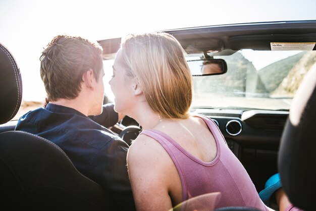 Pareja en auto convertible