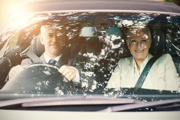 Foto pareja en un auto