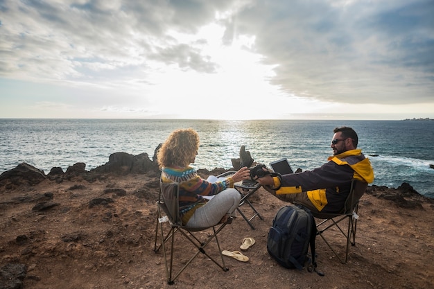 Pareja de aventuras salvajes disfrutan juntos al aire libre