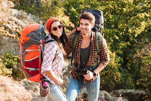 Pareja aventurera en las montañas