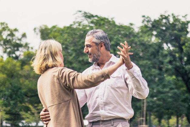 Foto una pareja bailando al aire libre