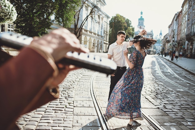 Pareja bailando en la calle