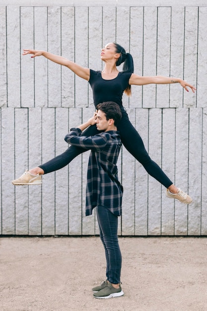 Foto una pareja bailando contra la pared.