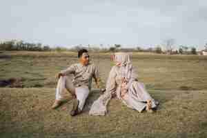 Foto una pareja está bailando y hablando en el campo de hierba