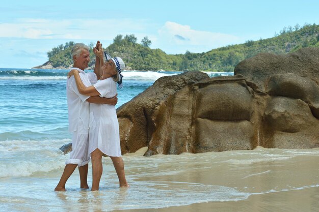 pareja bailando en la playa tropical