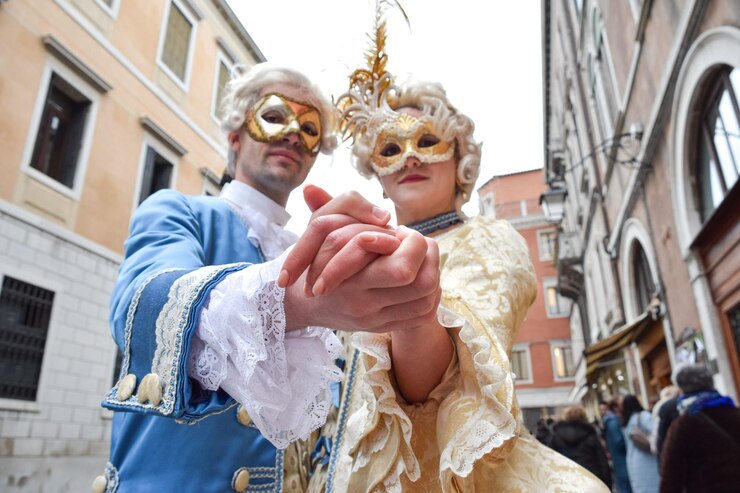 Pareja bailando vestida para el Carnaval de Venecia vistiendo ropa contemporánea