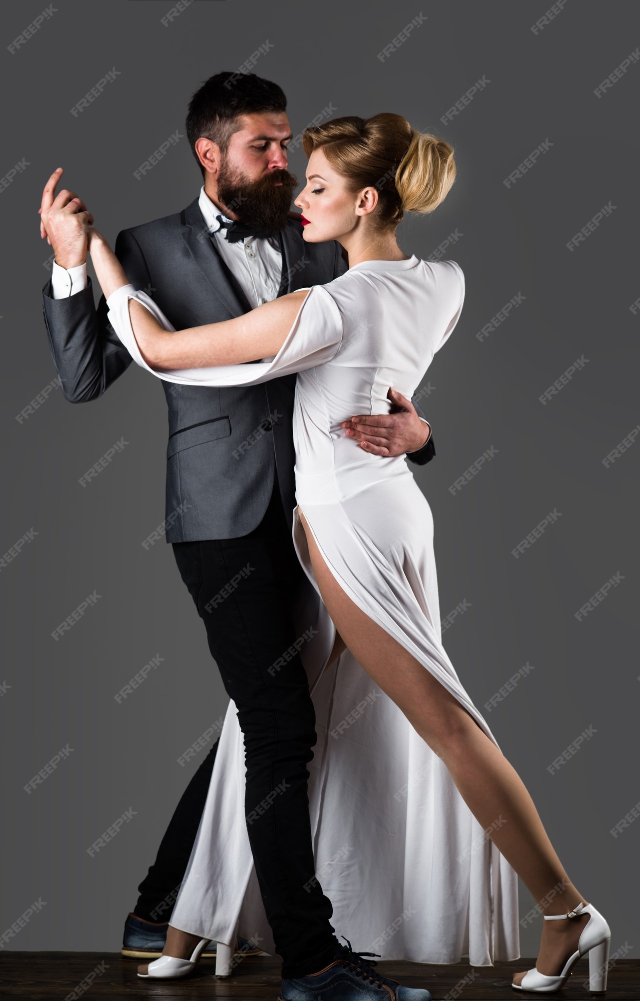 Pareja de baile de salón bailando pasión y concepto de amor bailando salsa  tango pareja de vals en tierno | Foto Premium