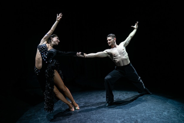 Pareja de baile de salón de baile aislado en negro.