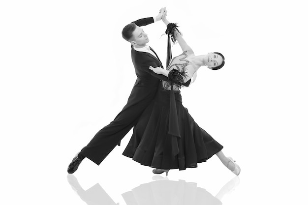 Foto pareja de baile de salón en una pose de baile aislada en blanco