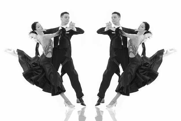 Foto pareja de baile de salón en una pose de baile aislada sobre fondo blanco bailarines profesionales sensuales de salón bailando walz tango slowfox y quickstep salón de baile pareja profesional de baile