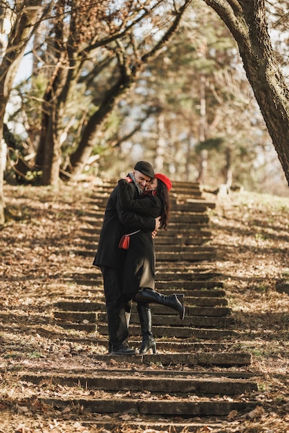 Foto una pareja bajando las escaleras en el bosque