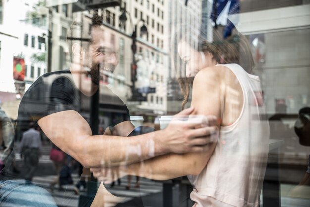 Pareja en un bar al aire libre