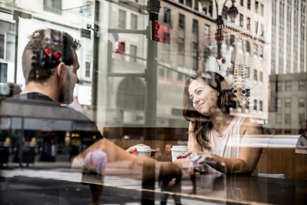 Pareja en un bar al aire libre