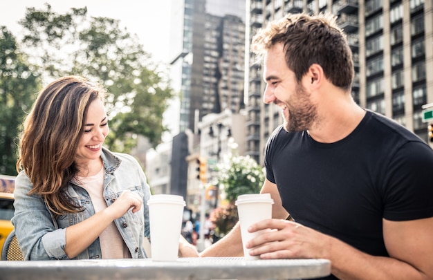 Pareja en un bar al aire libre