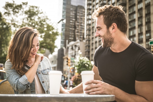 Pareja en un bar al aire libre