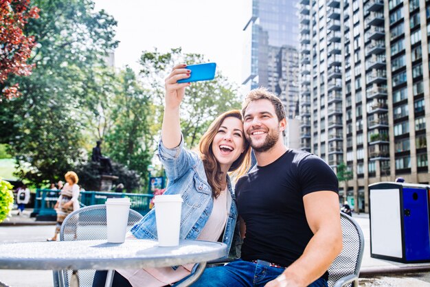 Pareja en un bar al aire libre