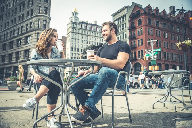 Pareja en un bar al aire libre