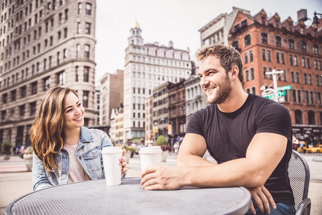 Pareja en un bar al aire libre