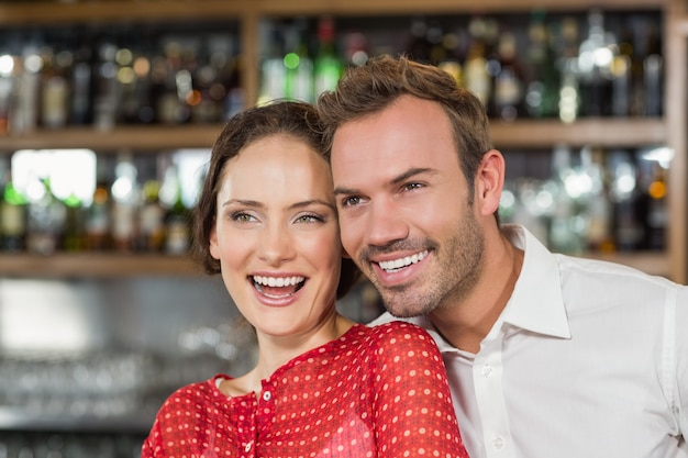 Una pareja en un bar