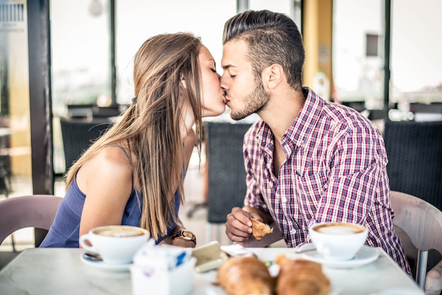 Pareja en un bar