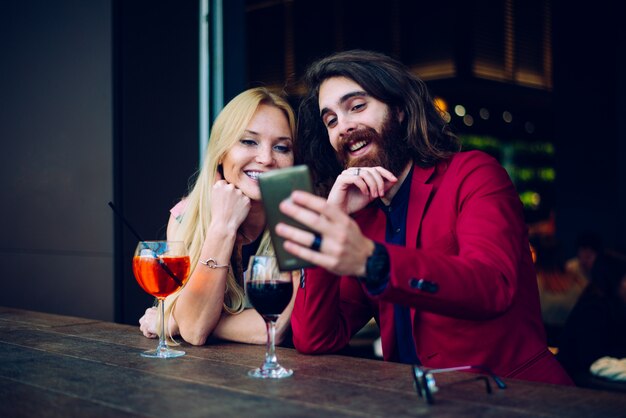 Pareja en un bar