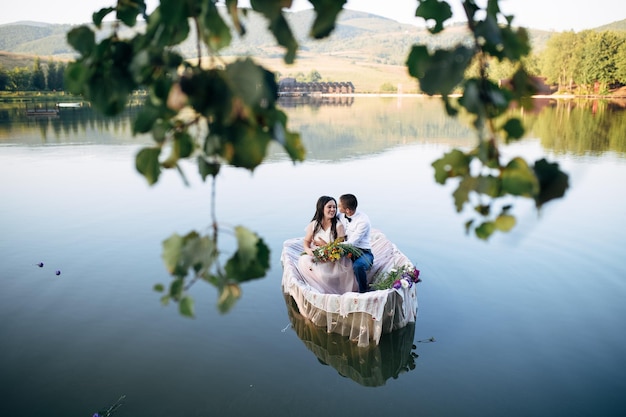 pareja, en, barco, en, lago