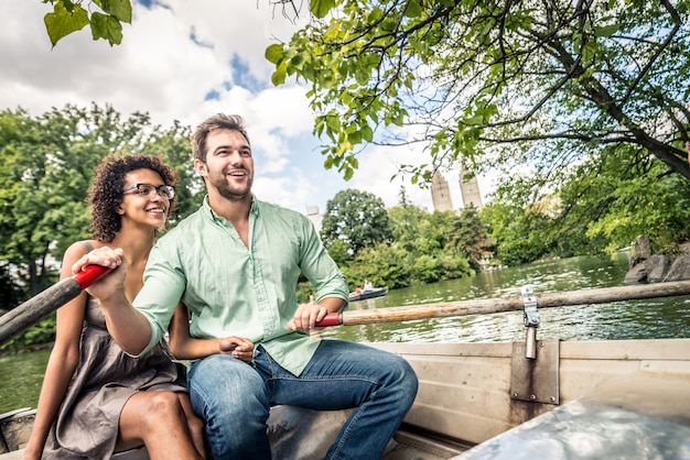 Pareja en barco