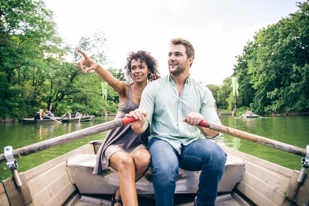 Pareja en barco