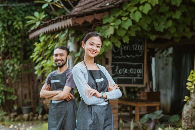 un, pareja, de, barista, posición, con, handcrossed