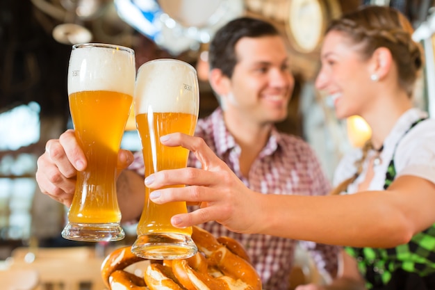 Pareja bebiendo cerveza de trigo en un restaurante bávaro