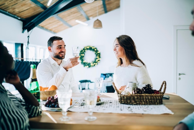 Pareja bebiendo champán en la fiesta de Navidad