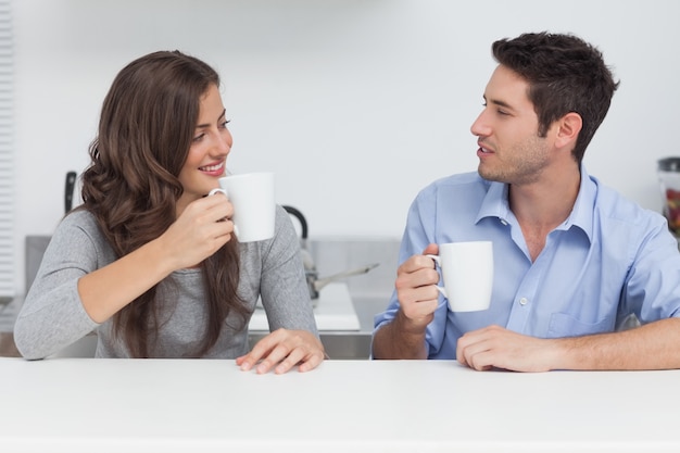 Pareja bebiendo tazas de café