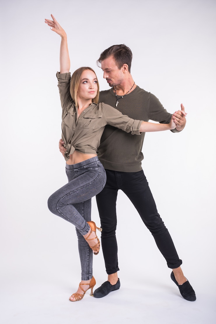 Foto pareja de belleza bailando baile social. kizomba o bachata o semba o taraxia, sobre fondo blanco. concepto de baile social.