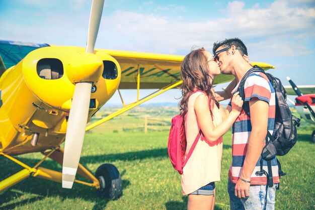 Pareja besándose en el aeropuerto