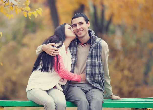 pareja besándose al aire libre en el parque