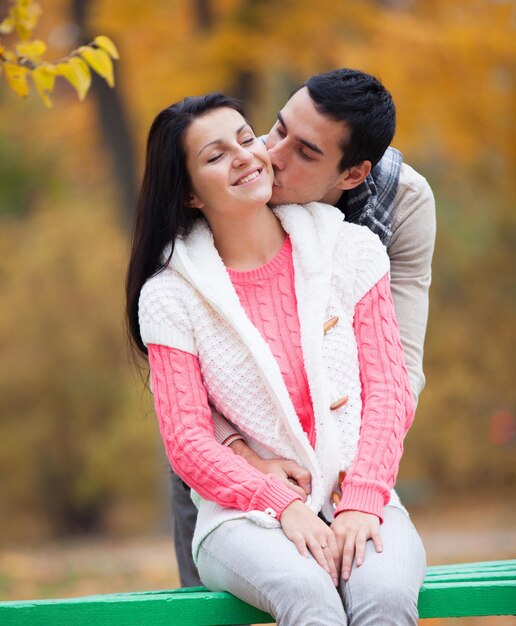 pareja besándose al aire libre en el parque