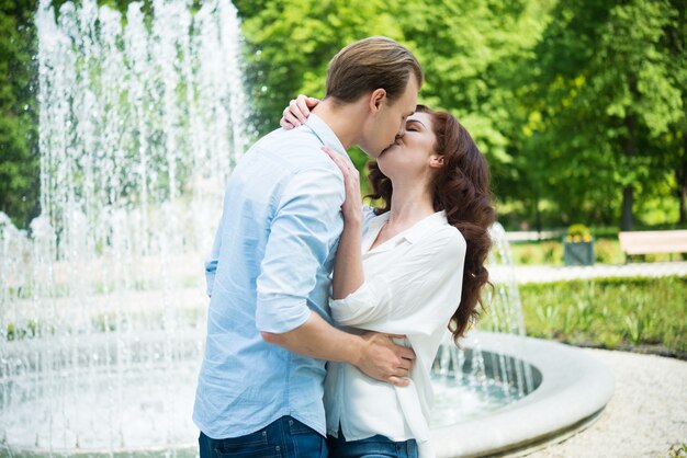 Pareja besándose al aire libre