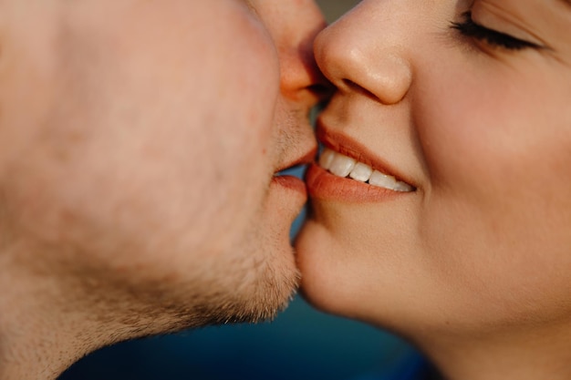 Foto una pareja besándose en una cita.