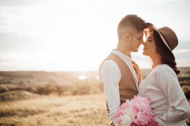 Foto una pareja besándose contra el cielo