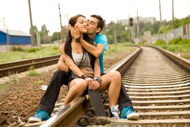 Pareja besándose en el ferrocarril. Foto urbana.