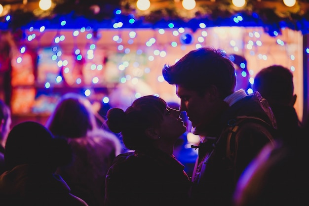 Pareja besándose en una fiesta