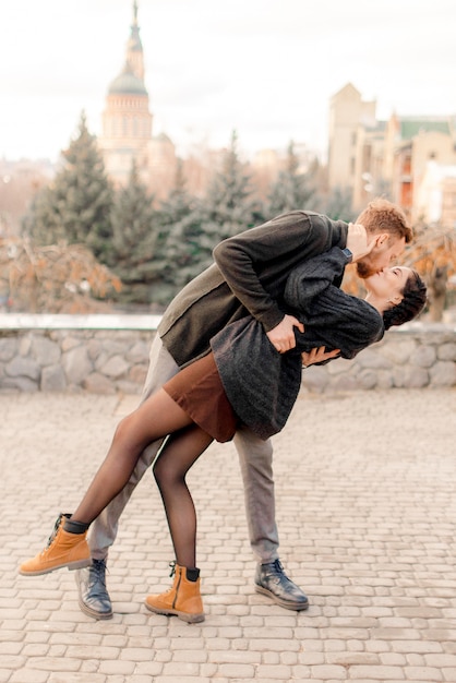 Pareja besándose en el parque