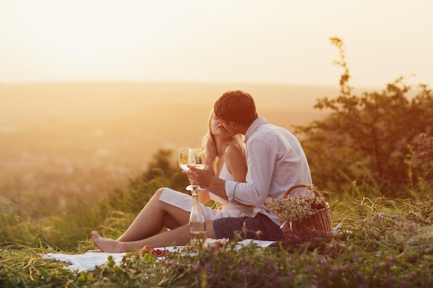 pareja besándose en un picnic