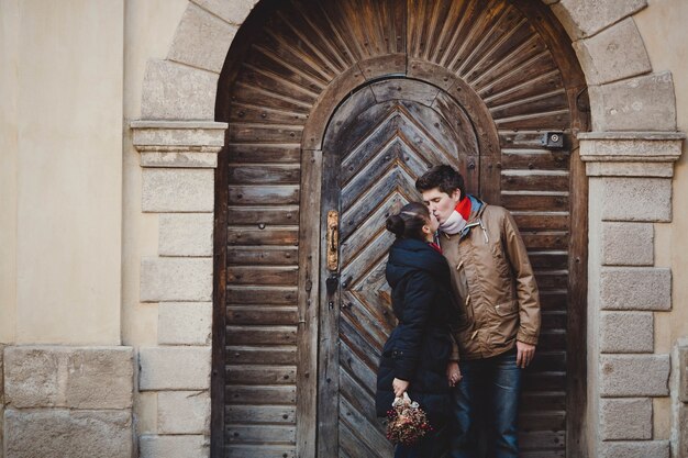 Pareja besándose en un portal