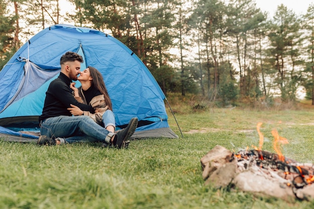 Pareja, besar, en, carpa