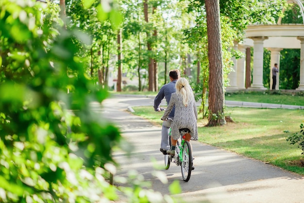 Pareja con bicicleta tándem. encantadora pareja en bicicleta tándem.